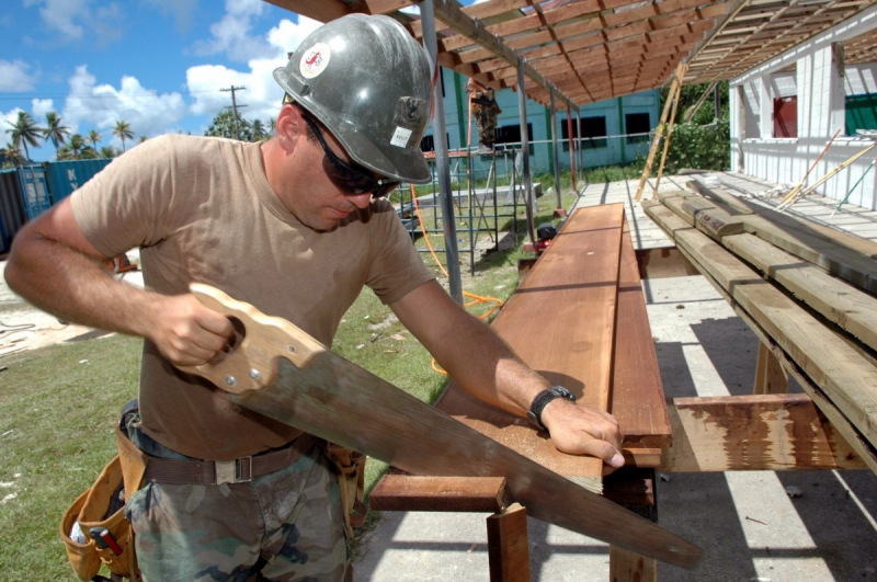 charpentier-EVENOS-min_worker_construction_building_carpenter_male_job_build_helmet-893290